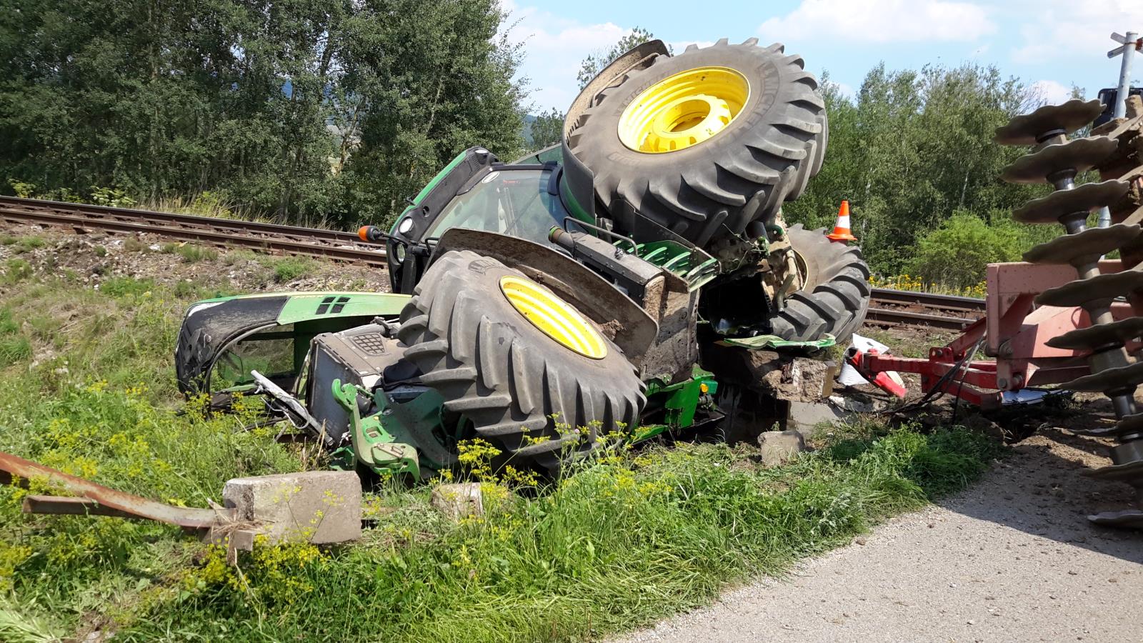 Dopravní nehoda traktor a vlak, Smrkovice - 31. 7. 2018 (1).jpg