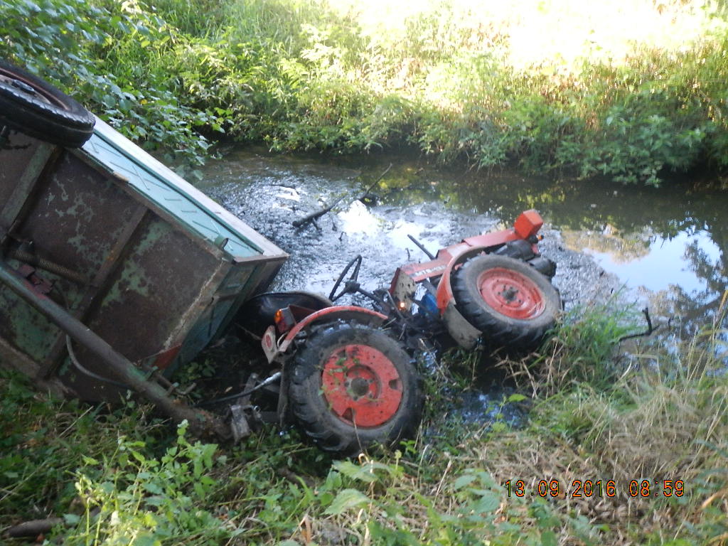 Dopravní nehoda traktoru, Blatná - 13. 9. 2016 (1).JPG