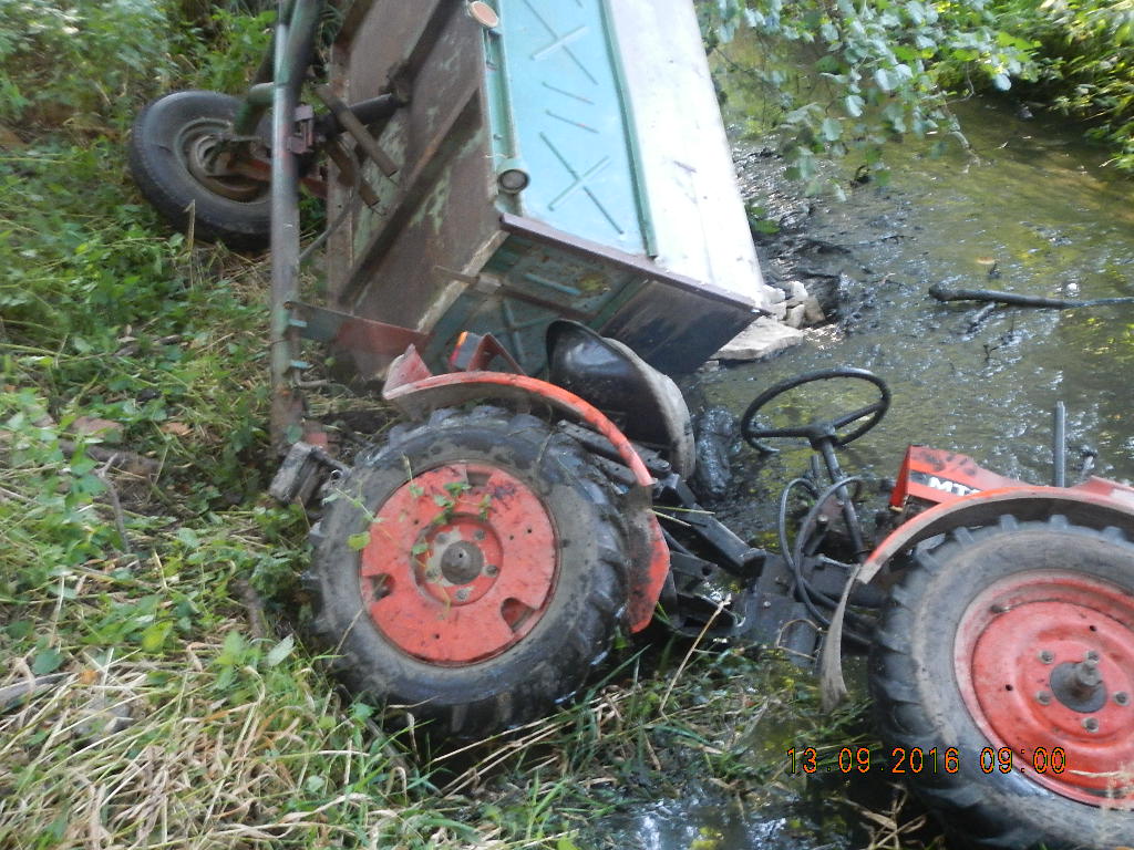 Dopravní nehoda traktoru, Blatná - 13. 9. 2016 (2).JPG