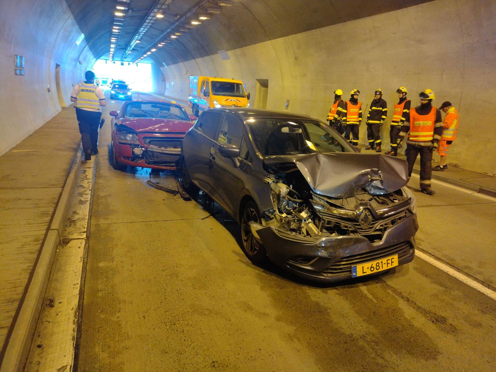 Dopravní nehoda tunel Petrovice (2).jpg