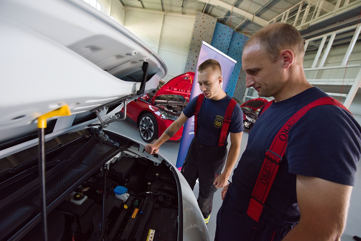 Elektromobilita a konstrukce vozidel - teoretická část - metody uvádění elektroaut do bezpečného beznapěťového stavu, základní postupy pro případ zásahu (4).jpg