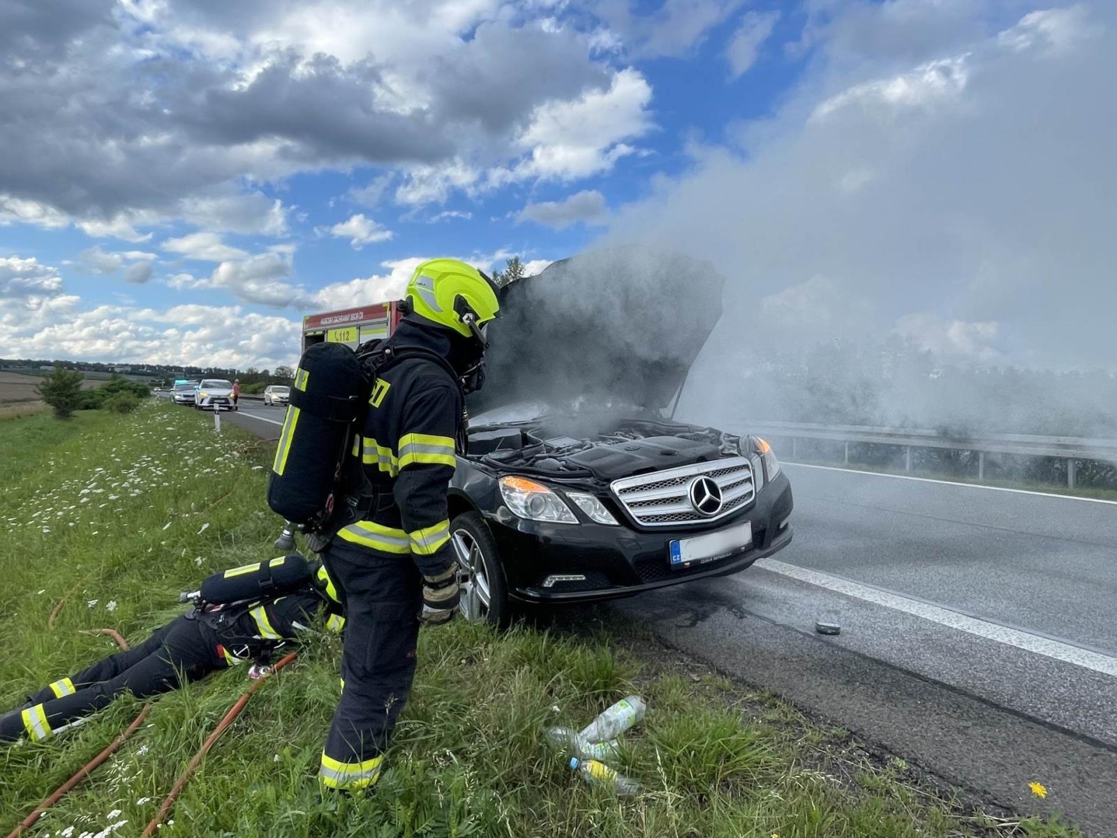 Událost byla na KOPIS HZS Libereckého kraje nahlášena kolem tři čtvrtě na šest večer, pár minut po šesté meli hasiči požár pod kontrolou