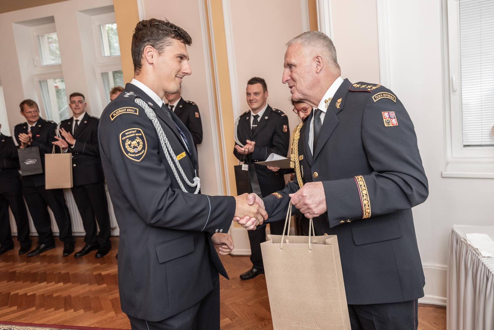 Generální ředitel HZS ČR poblahopřál sportovcům k jejich úspěchům na WPFG ve Winnipegu a předal jim krásné dary