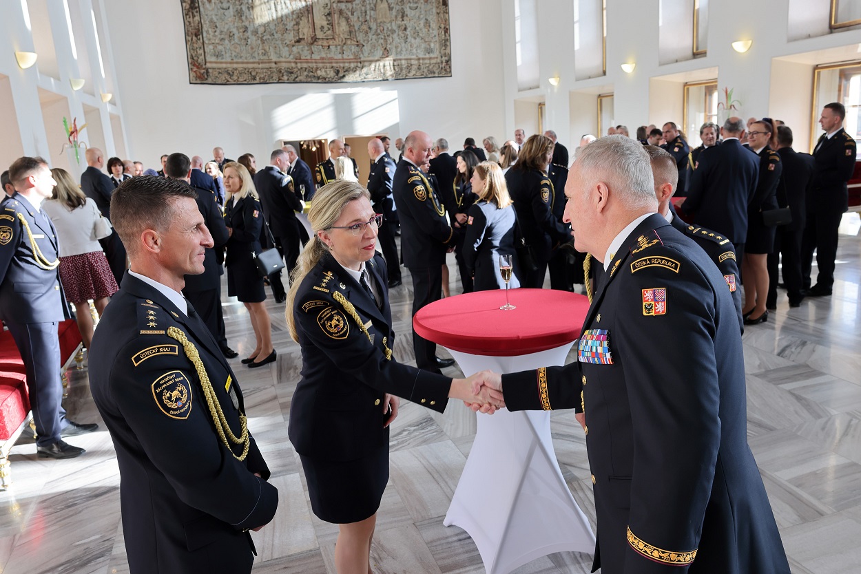 Generální ředitel HZS ČR vítá hosty ve foyer před Španělským sálem.jpg
