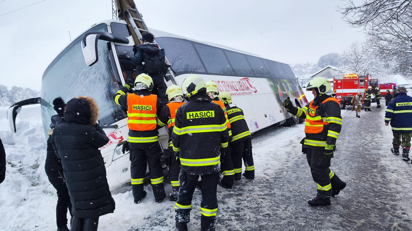 HZS JHČ_nehoda autobusu u Novych Hradů.jpg