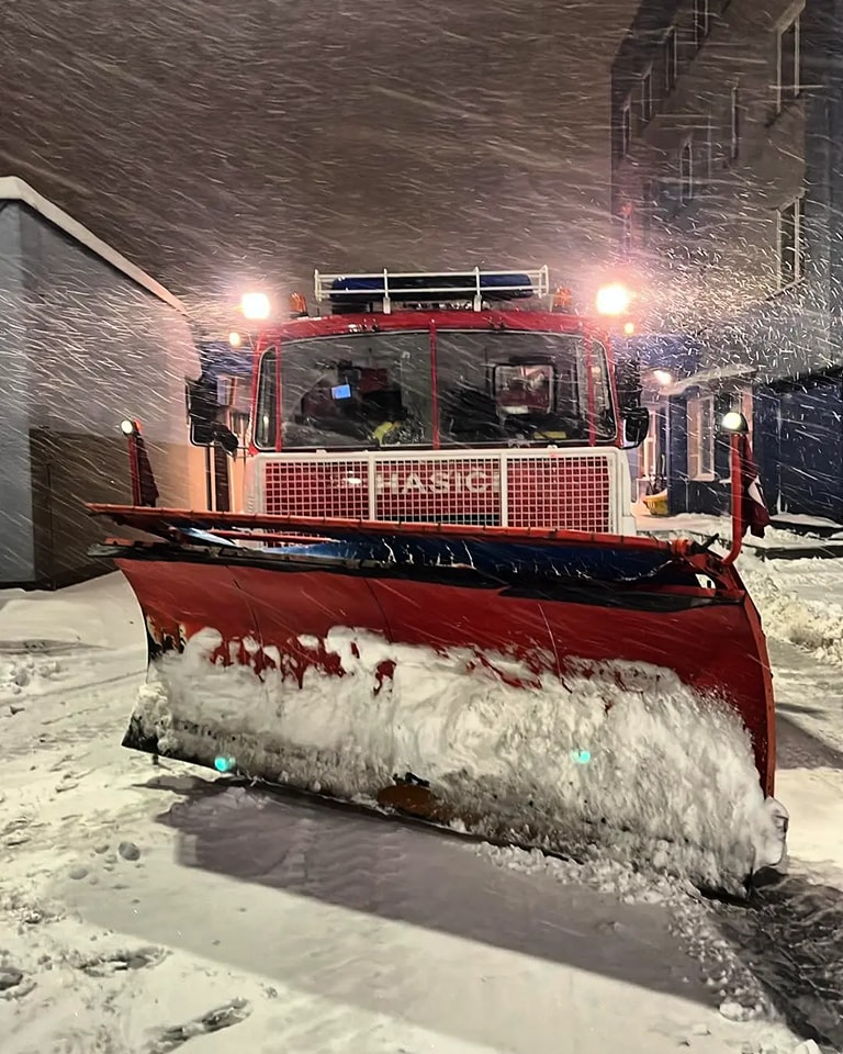 HZS MSK_hasiči pomáhají odhrnovat sníh.jpg