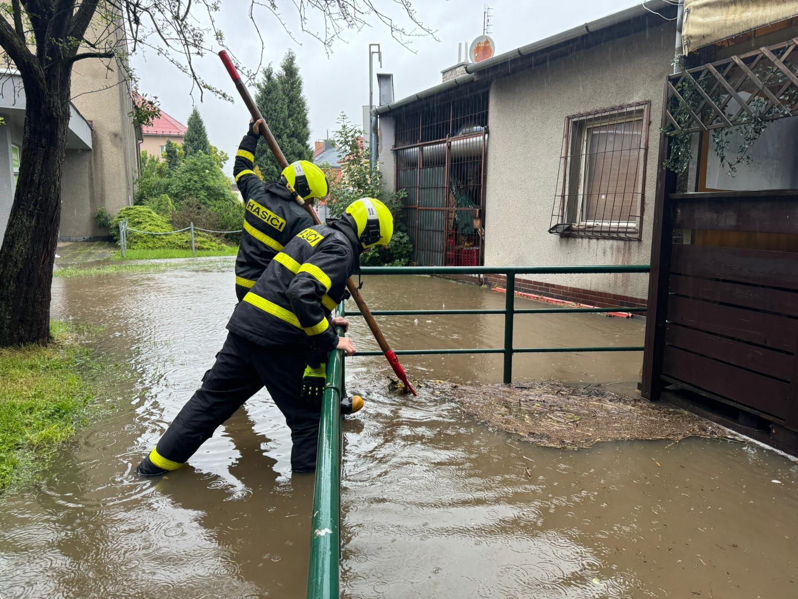 Hasiči HZS MSK odstraňují následky dešťů a bouřek v Moravskoslezském kraji