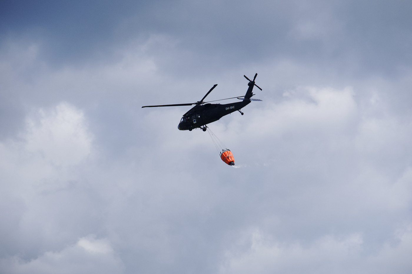 Hasiči absolvovali první letošní výcviky s vrtulníkem pro letecké hašení