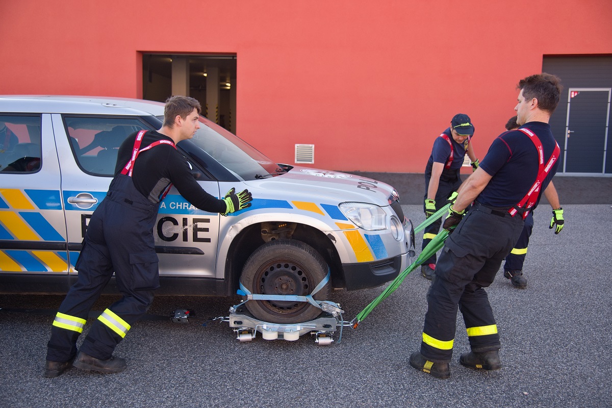 Hasiči si vyzkoušeli manipulaci s elektromobilem za použití pojízdných vozíků (2).jpg