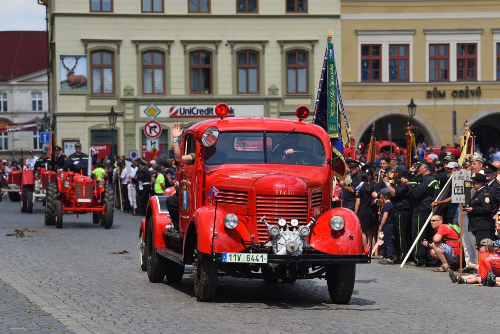 Historický hasicí vůz Praga v průvodu.jpg