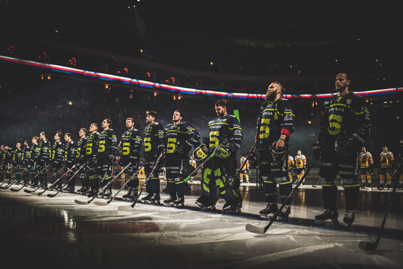 Hokejisti HC Sparta Praha nastoupení na ledu.jpg