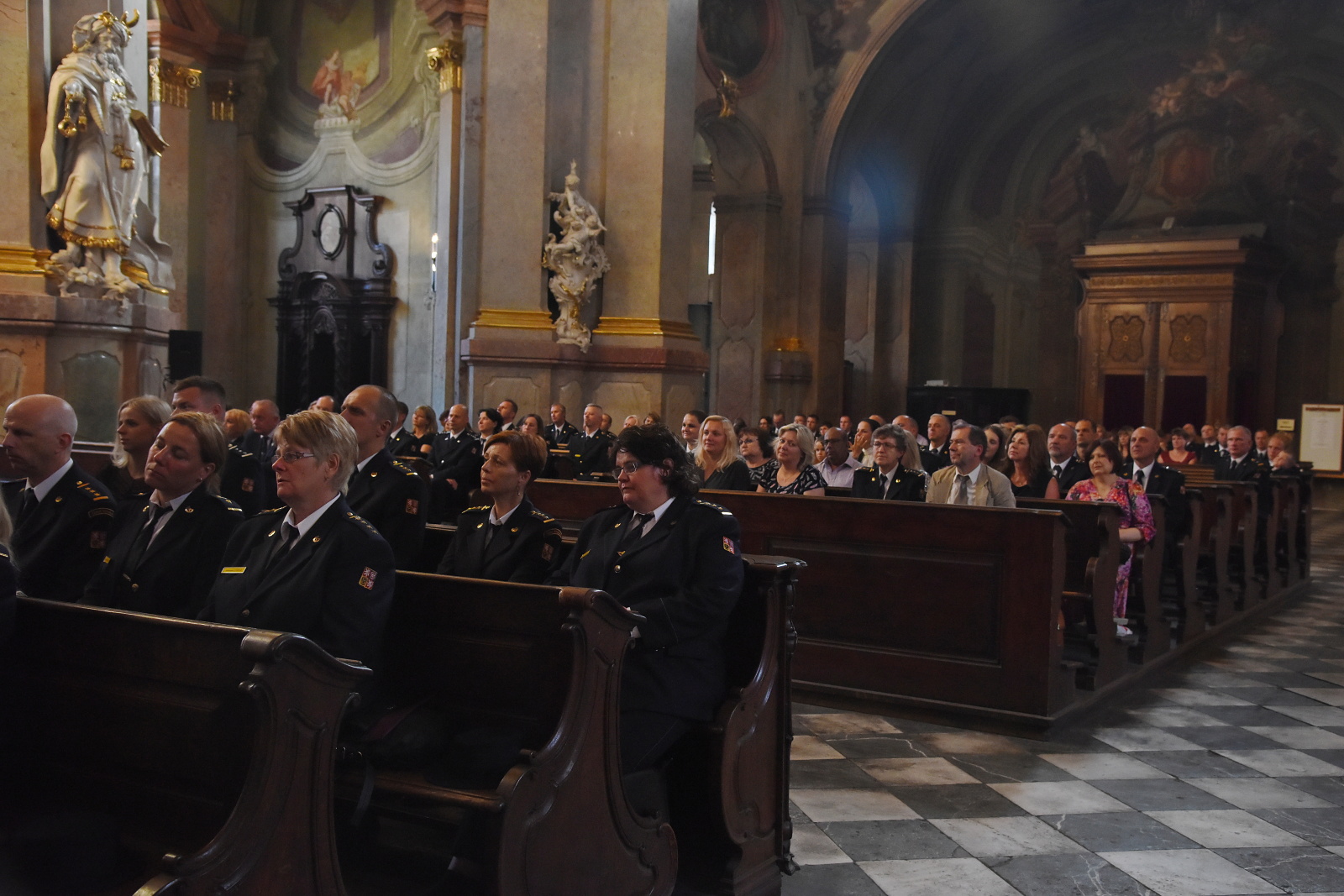 Hosté letního koncertu v kostele sv. Mikuláše na Malostranském náměstí v Praze (6).JPG