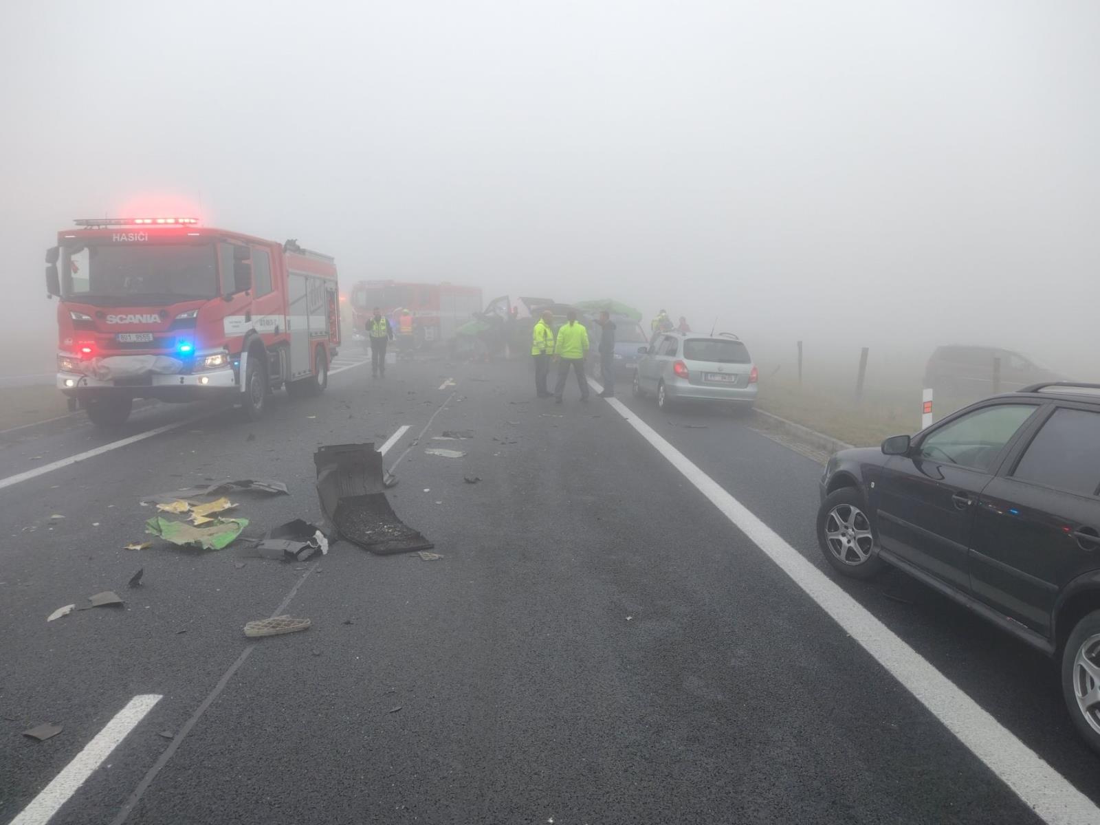 Hromadná dopravní nehoda na silnici I/7 u obce Křimov na Chomutovsku.