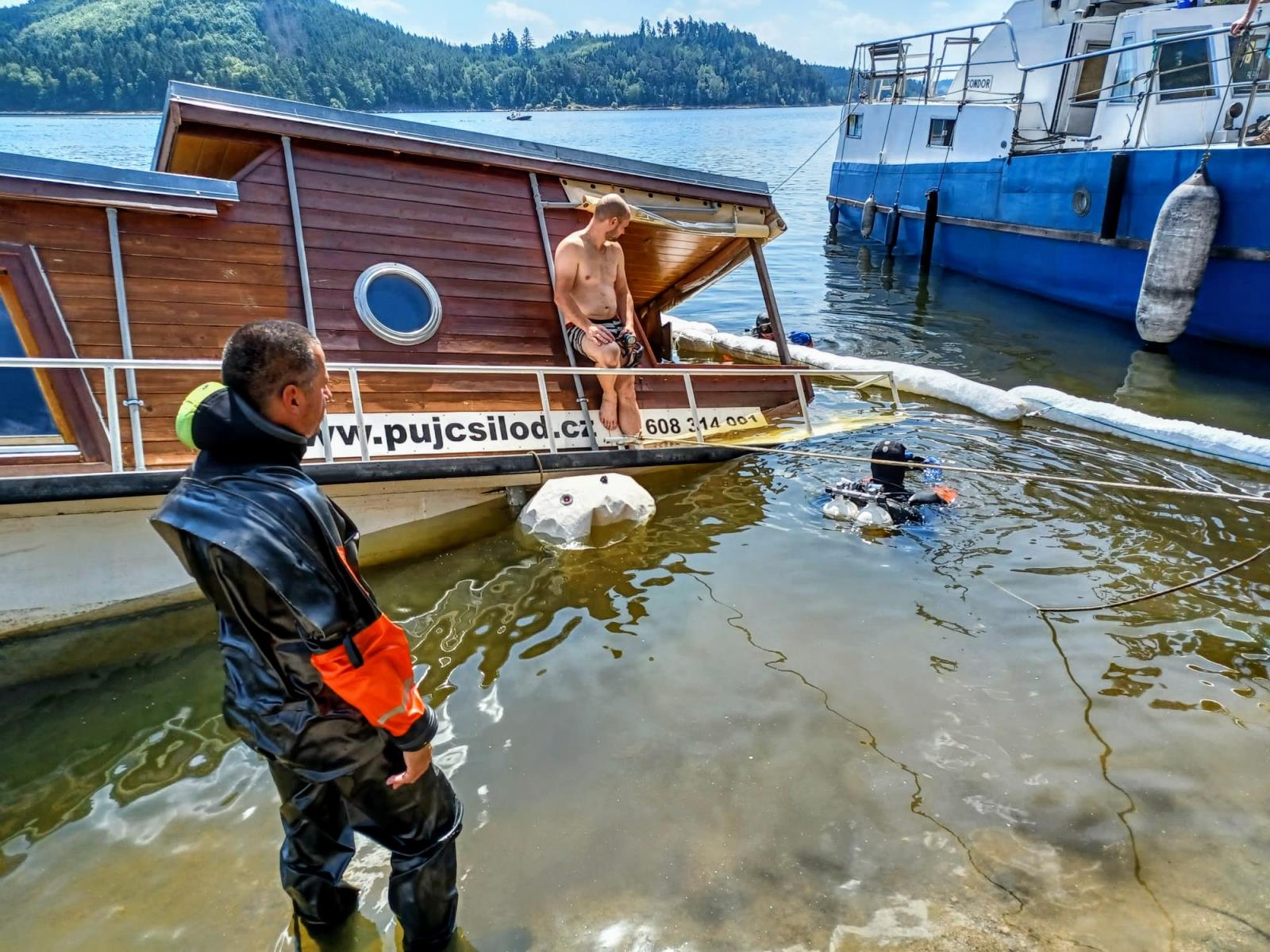 JČK_Naši potápěči při práci na vyzvednutí houseboatu.jpg