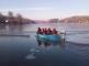 KHK - Hasiči na člunu zachraňují srnku z ledu