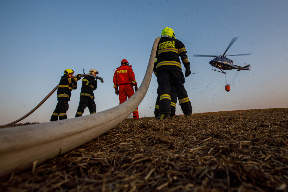KHK - Požár lesa v obci Náchod_nasazen vrtulník.jpg