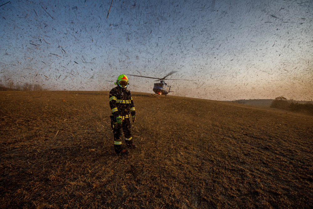 KHK - Požár lesa v obci Náchod_pohled na hasiče a vzlétající vrtulník.jpg