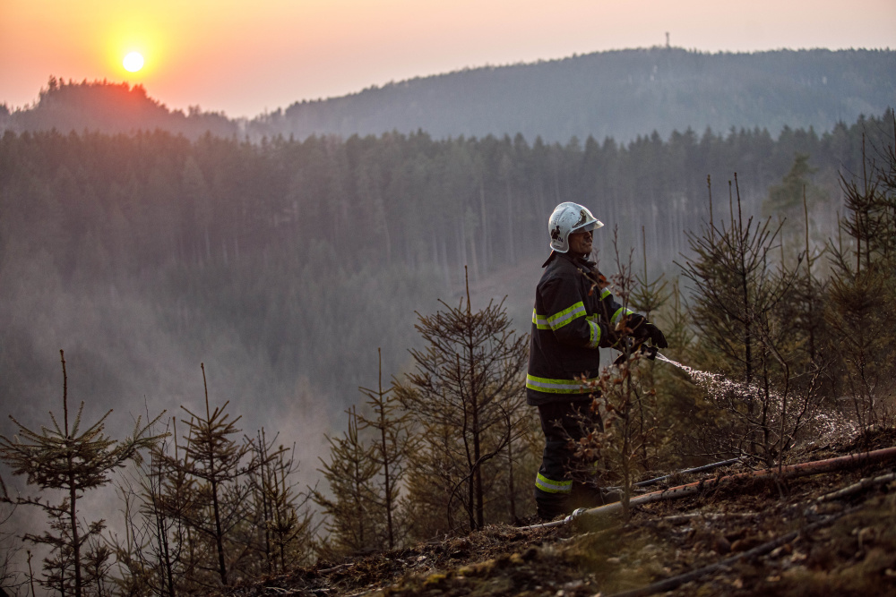 KHK - lesní požár v katastru Lipí - hasič při práci.jpg