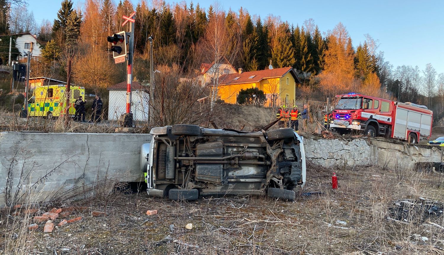 KVK - V Nejdku se srazilo osobní auto s vlakem.jpg