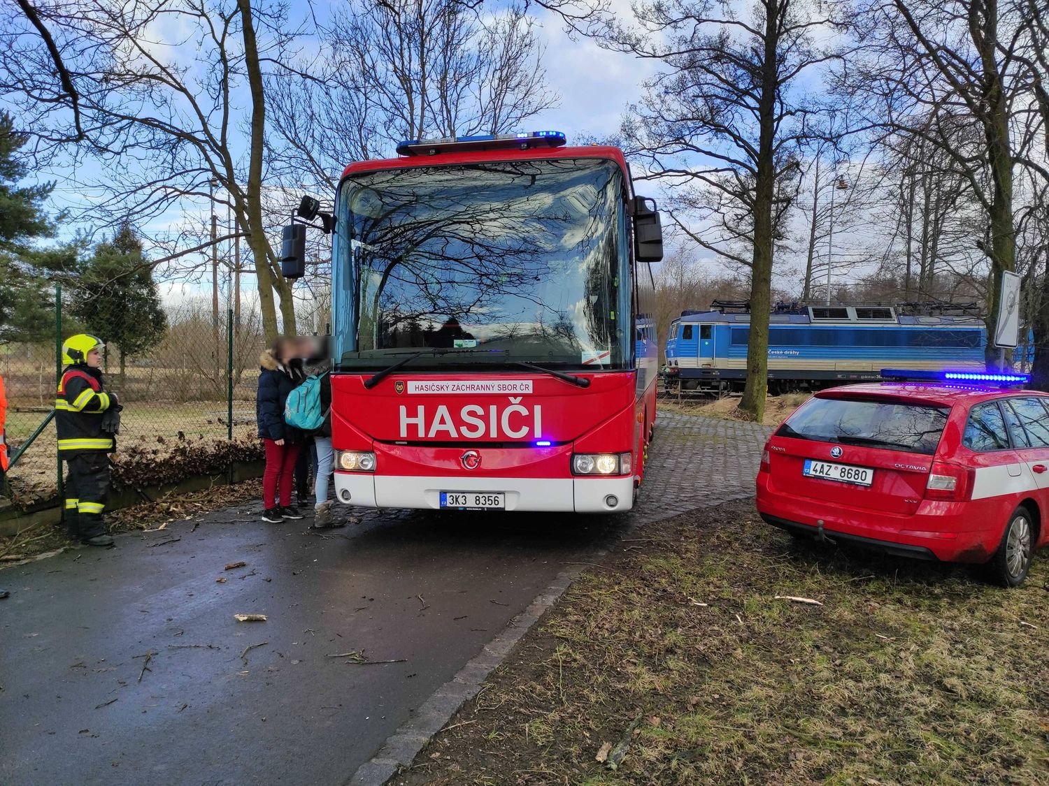 KVK_hasiči zajišťují náhradní dopravu pro cestující z vlaku.jpg