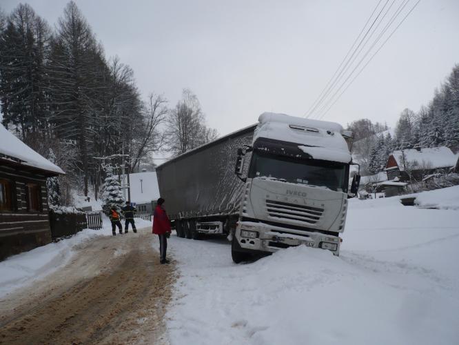 Cizinec se s kamionem nevešel pod most, při hledání jiné cesty sjel do příkopu