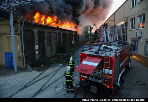 Likvidace požáru v ulici Kolbenova, Praha 9, foto Jan Kostík.jpg