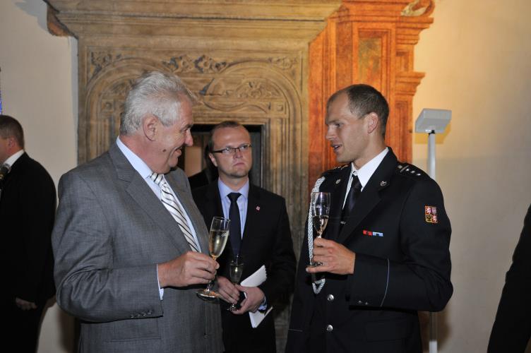 Prezident České republiky se během návštěvy Pardubického kraje zajímal i náročný hasičský sport TFA