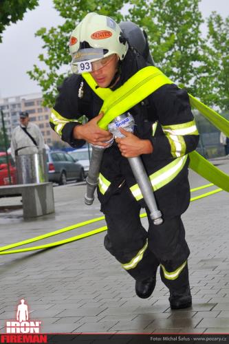 Lukáš Novák při jedné z náročných disciplín na soutěži Železný hasič