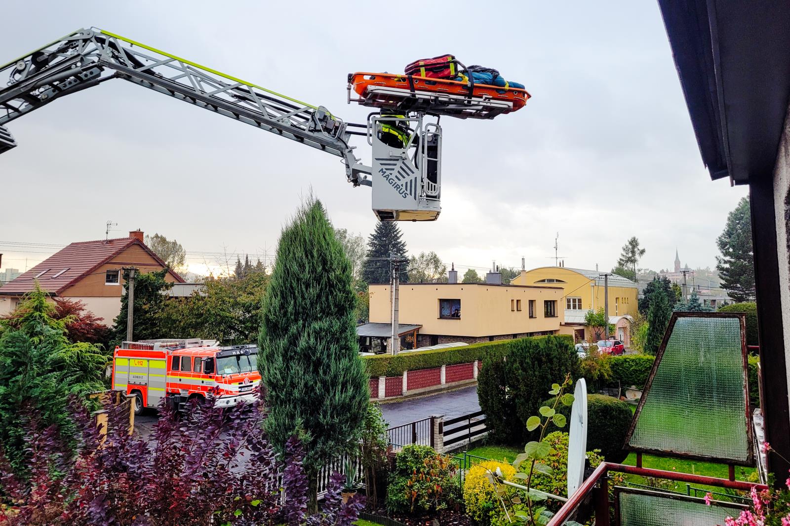 MSK_Hasiči ve FM pomáhali resuscitovat ženu a dopravit ji k sanitce.jpg