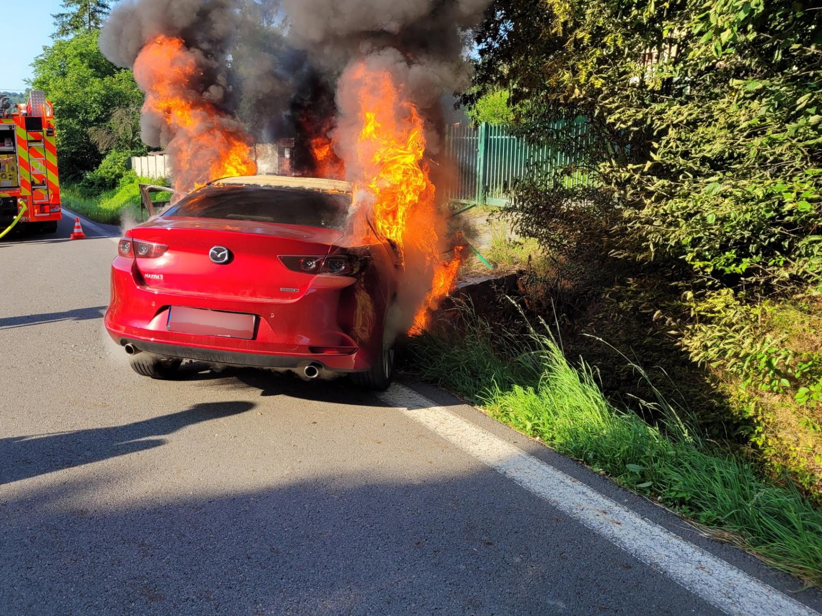 MSK_Osobní auto které začalo hořet po nehodě.jpg