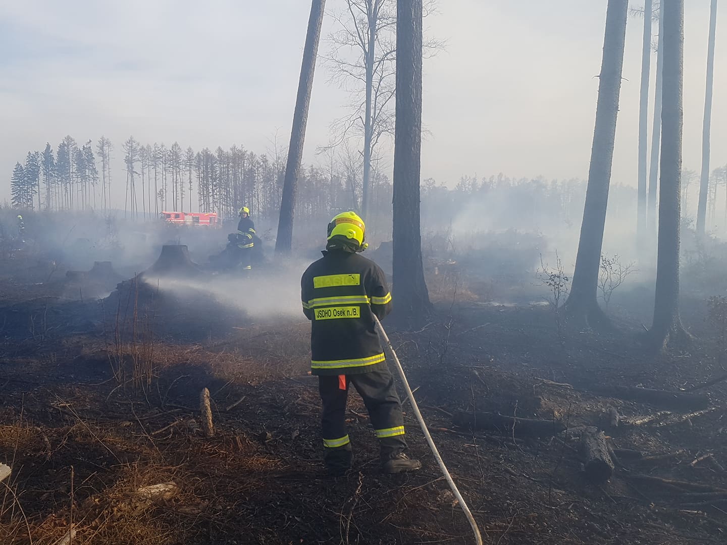 OLK - Požár v Kozlově - pohled na zasahující hasiče.jpg