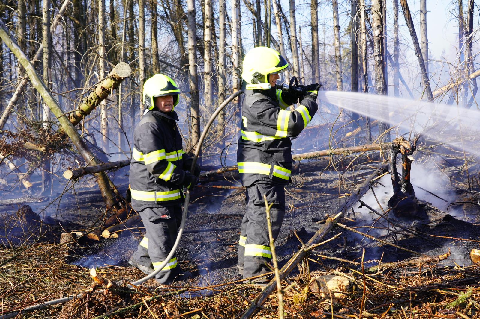 OLK - Požár ve zvláštním stupni poplachu na Olomoucku_zasahující hasiči.jpg