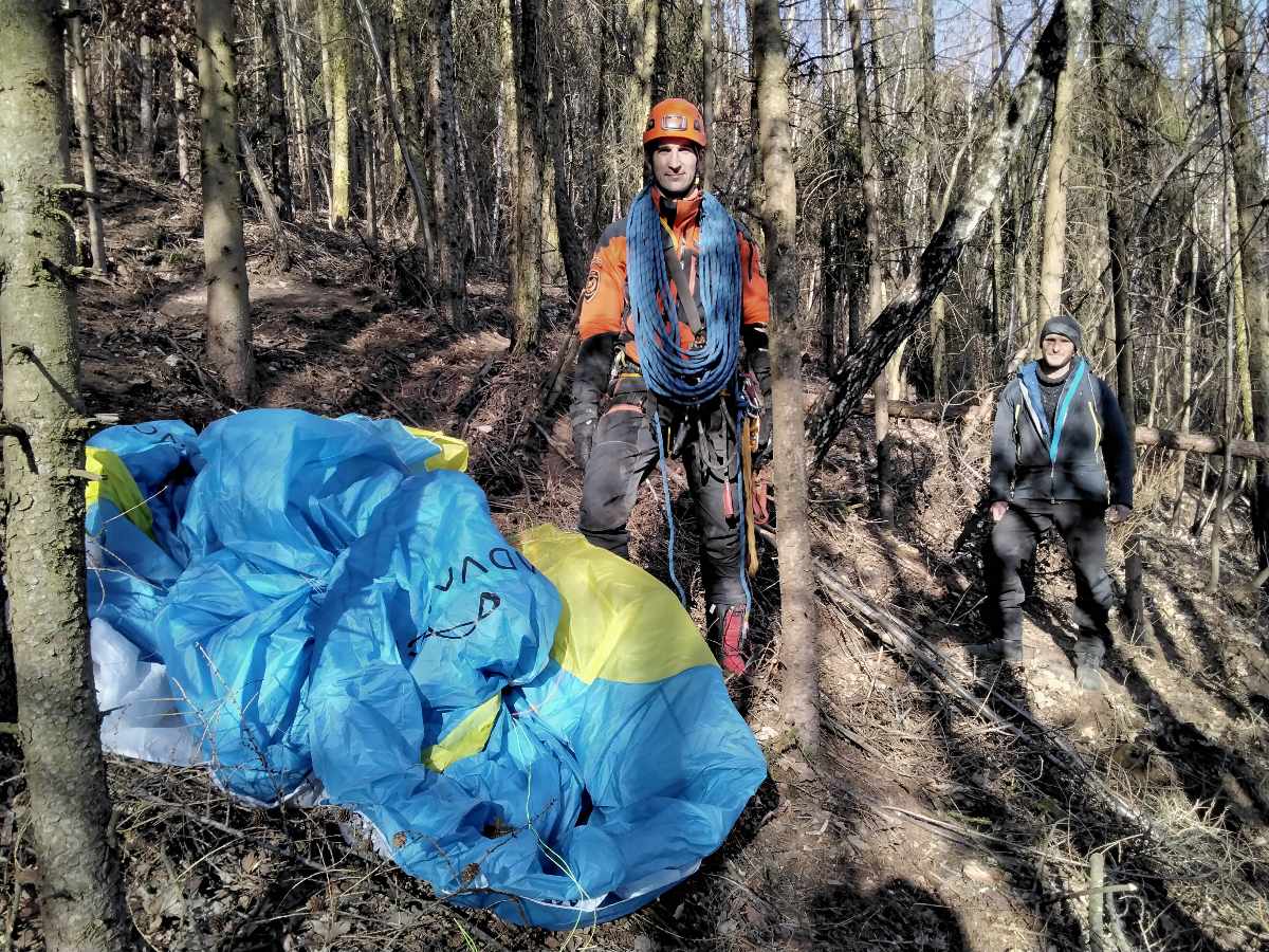 OLK_Hasiči-lezci ze stanice Přerov zachraňovali paraglidistu ze stromu_bezpečně na zemi.jpg