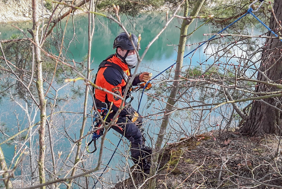 OLK_záchrana pejska_hasič lezec se spouští po svahu k uvízlému zvířeti.jpg