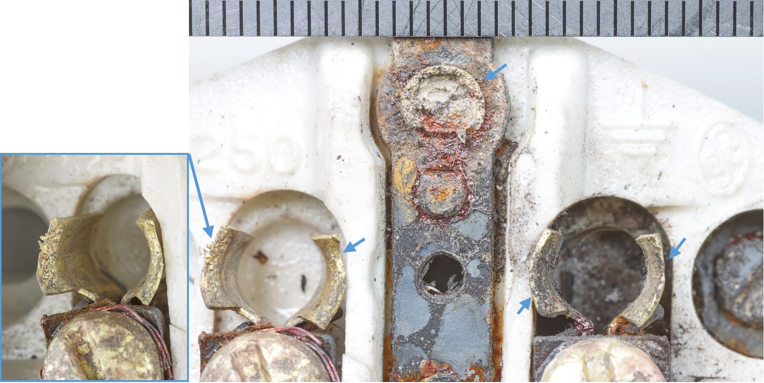 Obr. 10 Tepelně degradované torzo vnitřní keramické zásuvky a znázornění defektů