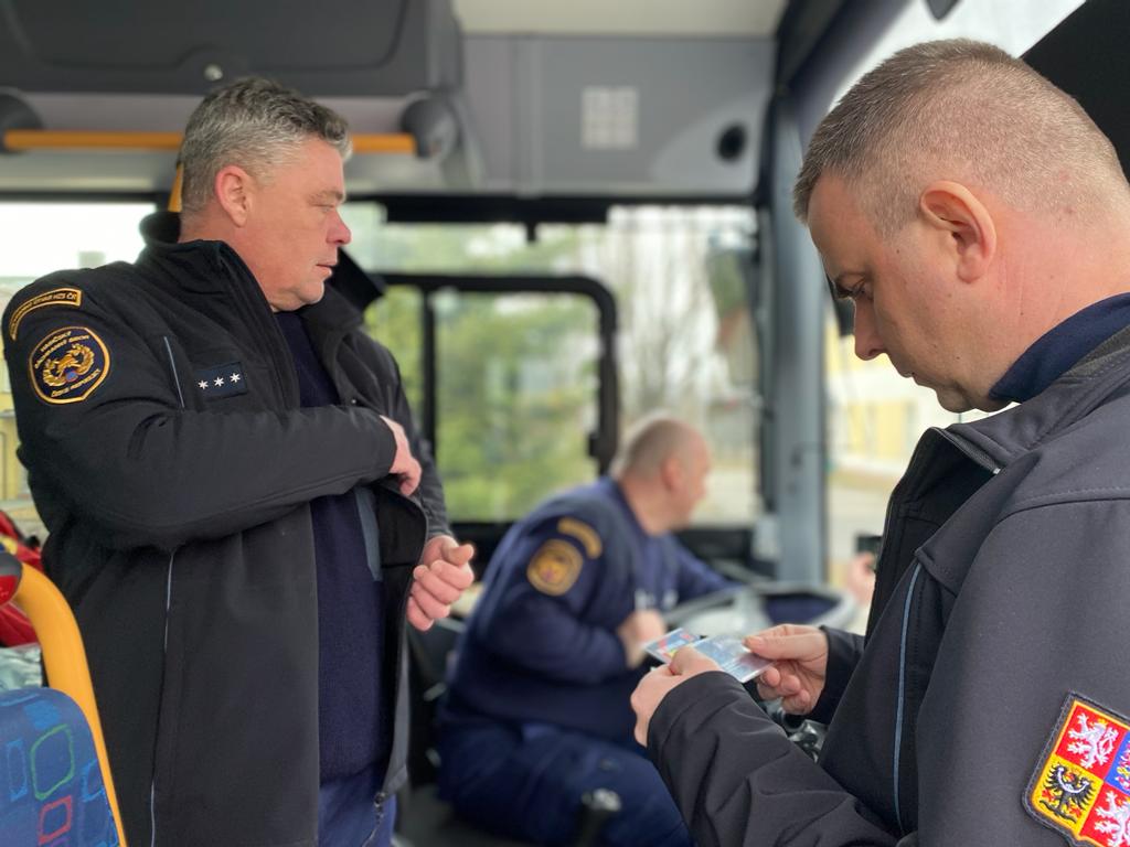 Osádky autobusů se připravují na odjezd na slovensko-ukrajinskou hranici (3).jpeg