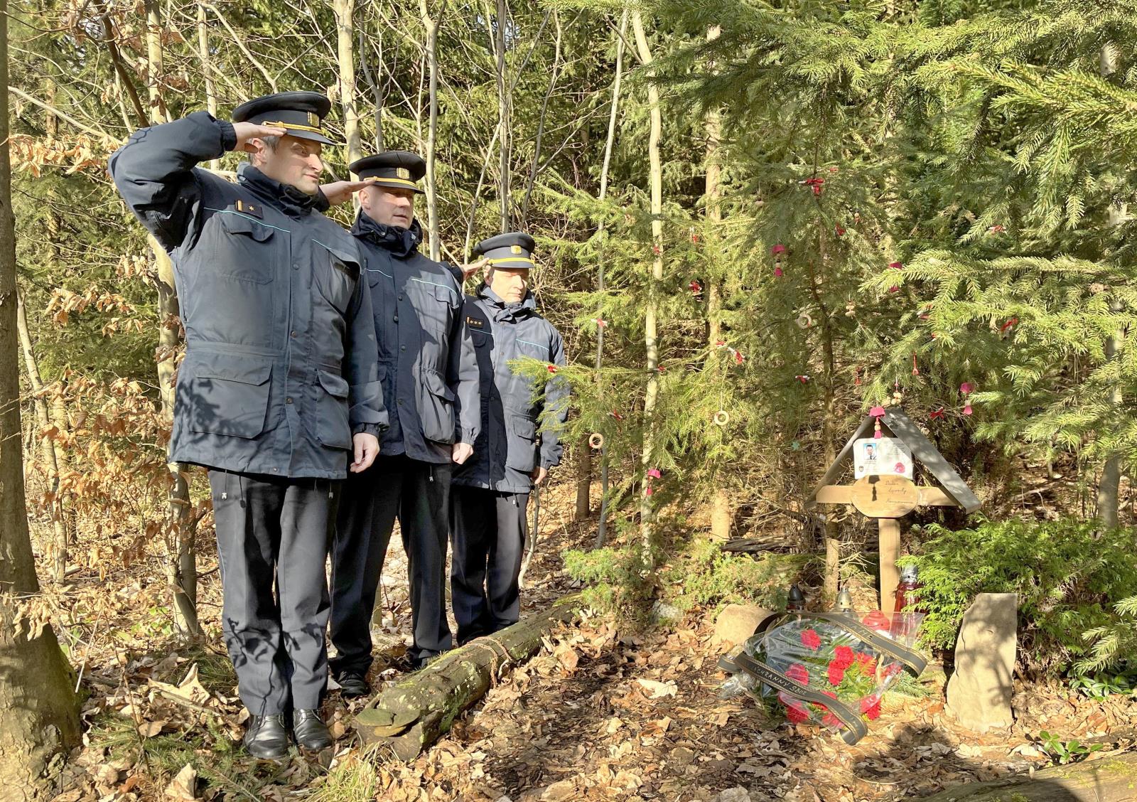 Příslušníci HZS Libereckého kraje se poklonili památce kolegy