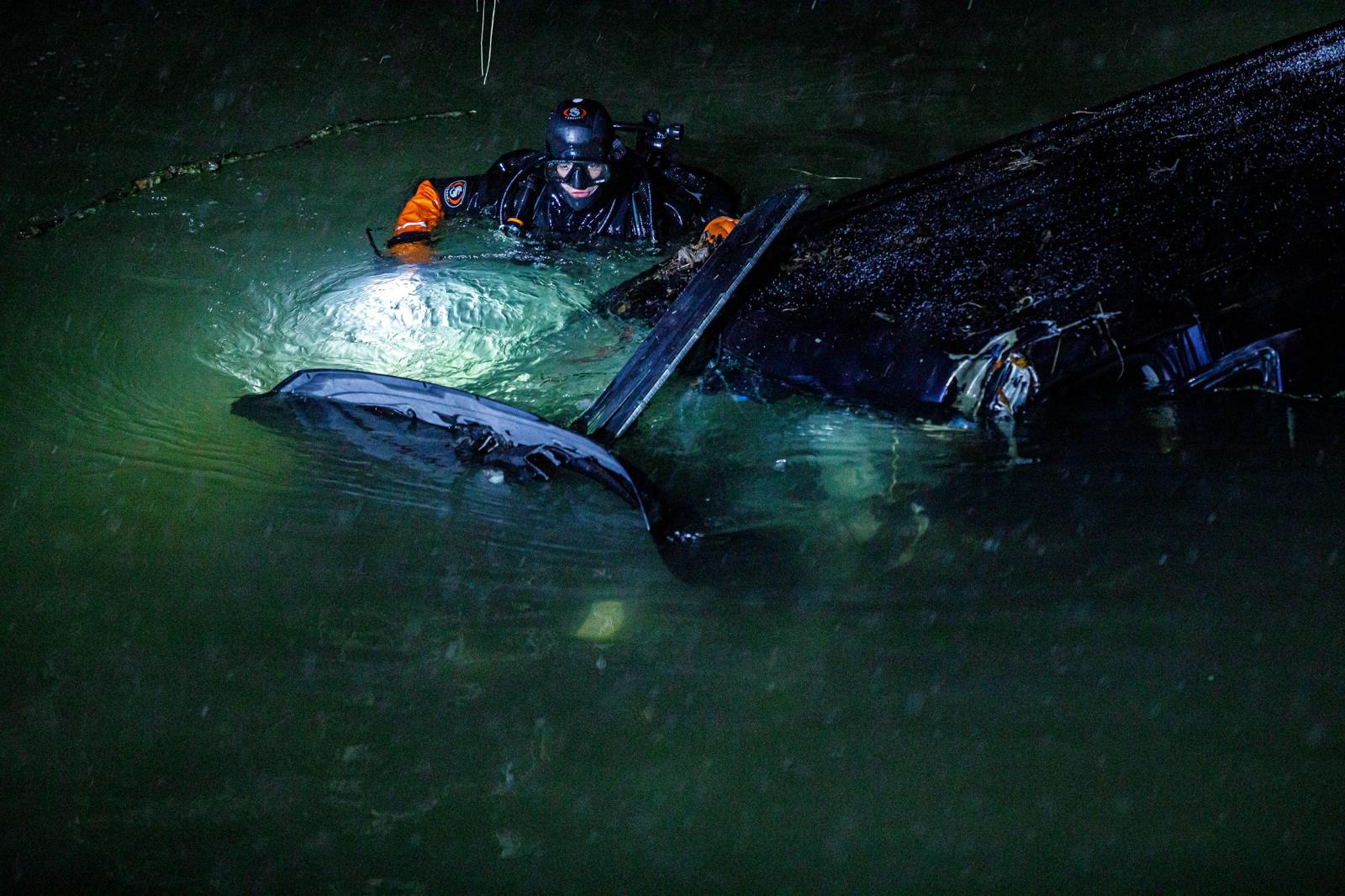 PAK - Hasiči potápěči lovili potopené auto z Labe.jpg