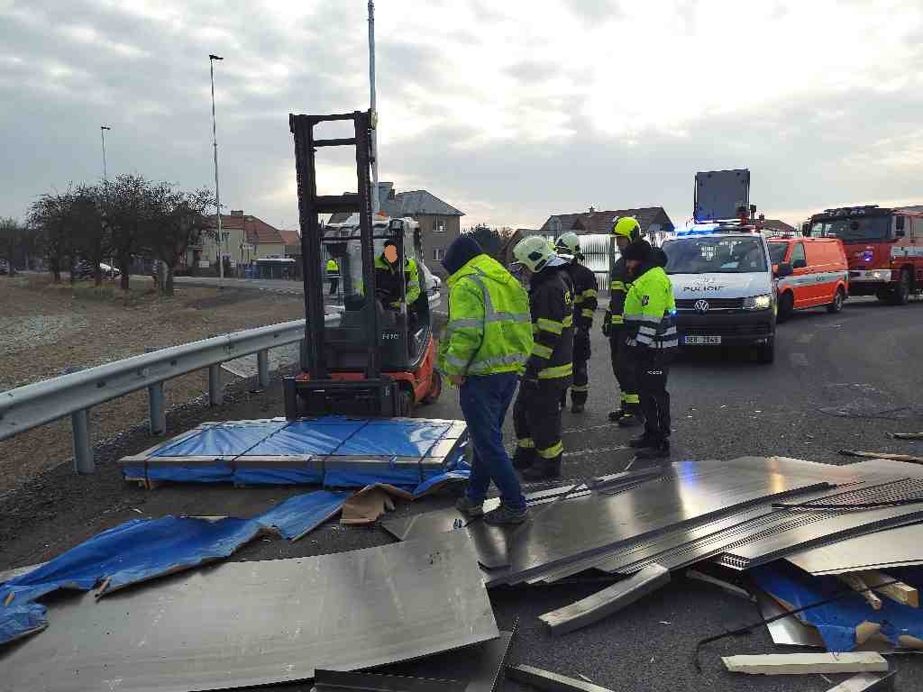 PAK - Pardubičtí hasiči odklízejí rozsypané plechy v Nové Vsi u Zámrsku.jpg