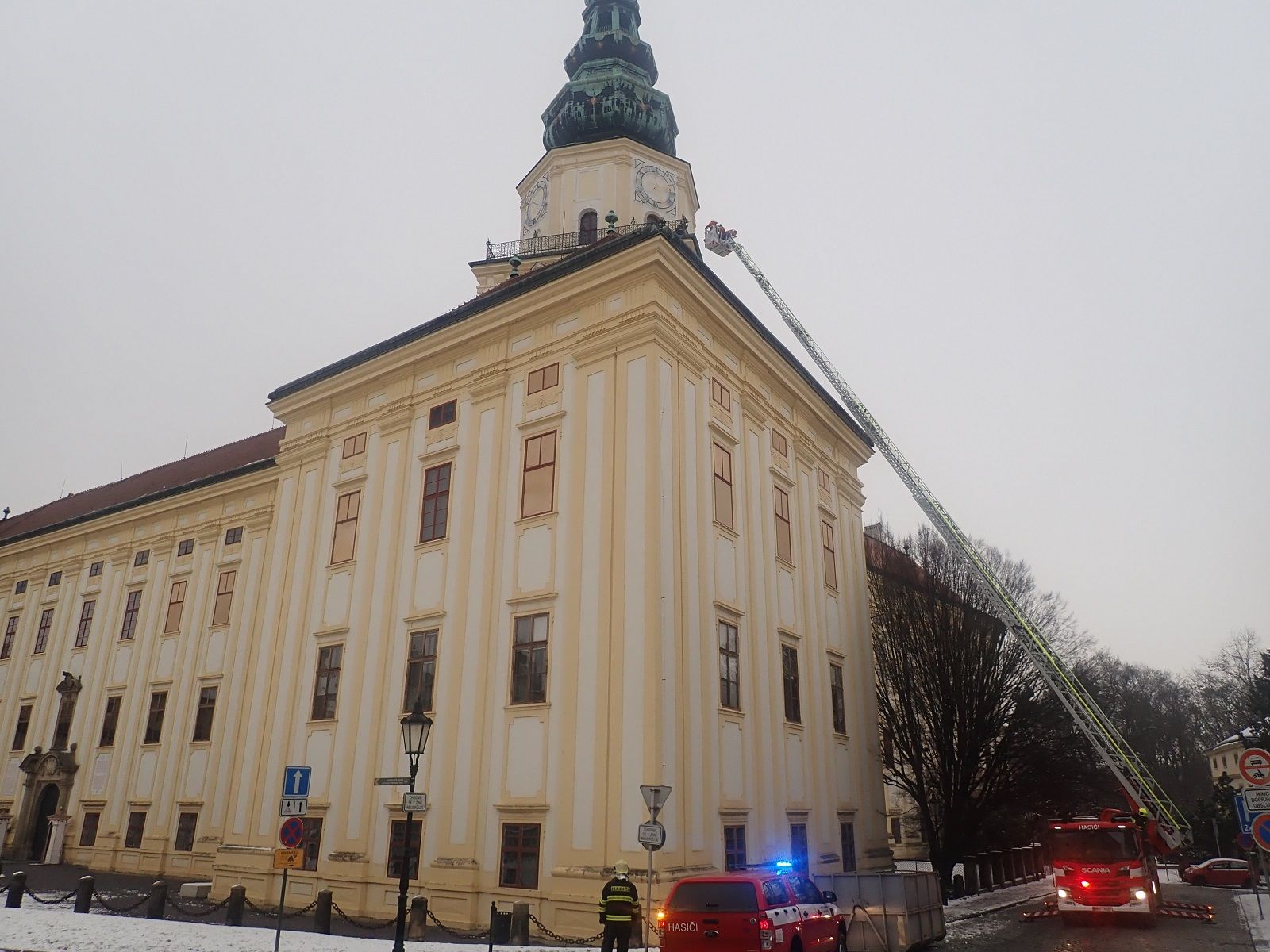 Pohled na zámek s ustavenou výškovou technikou