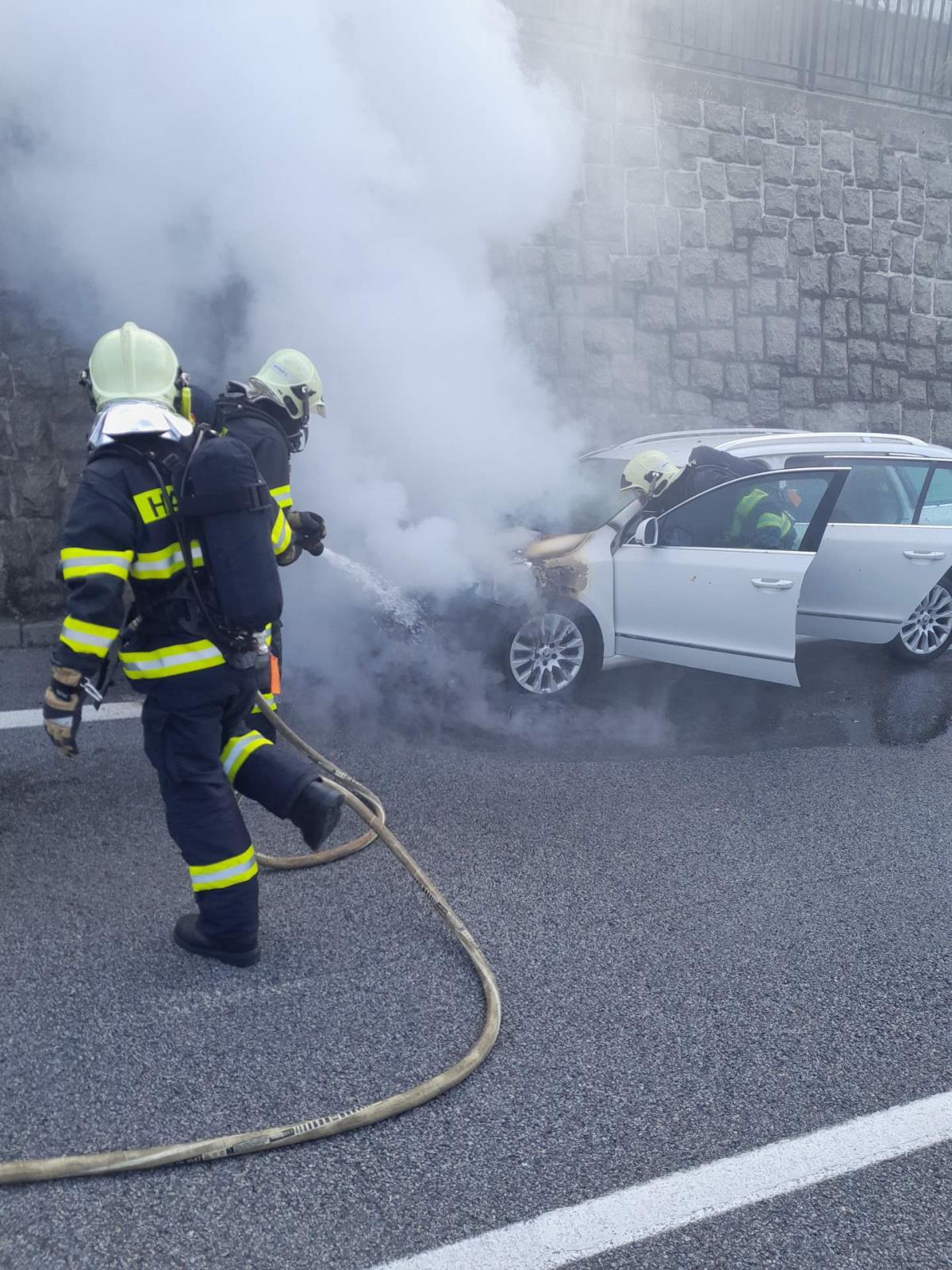 Požár OA na komunikaci I/35