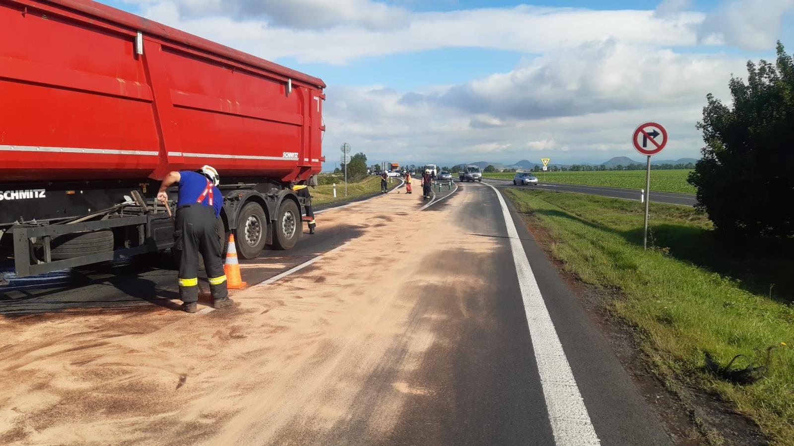 Požár a únik oleje z kamionu na D7 u Toužetína.