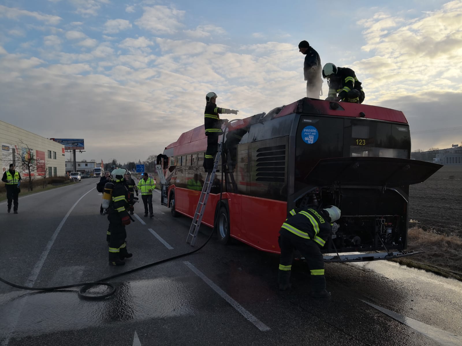 Požár autobusu, Litvínovice - 20. 3. 2019 (1).jpg