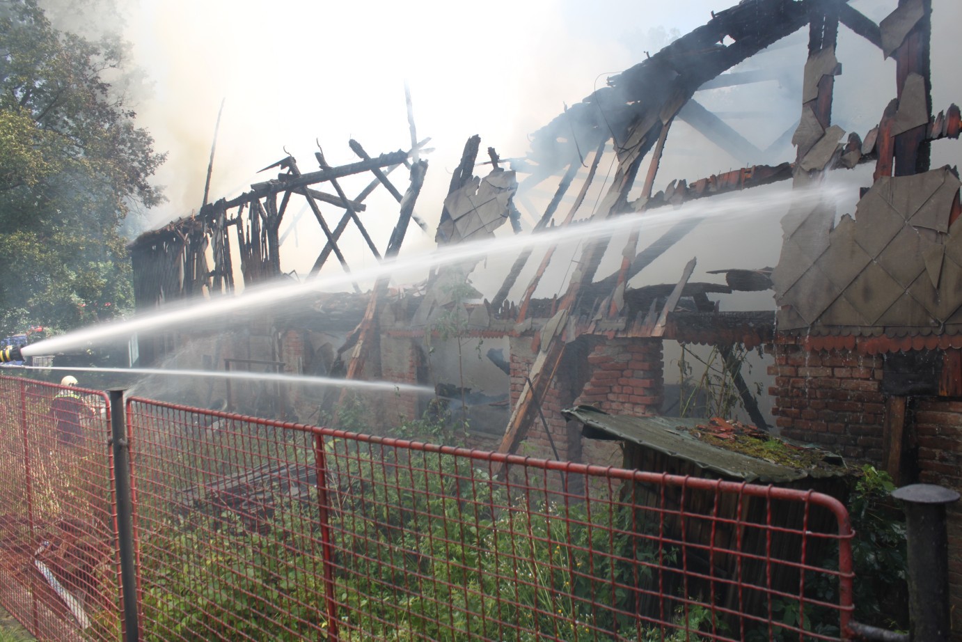 Požár bývalé truhlárny, Blatná - 31. 7. 2017 (4).jpg