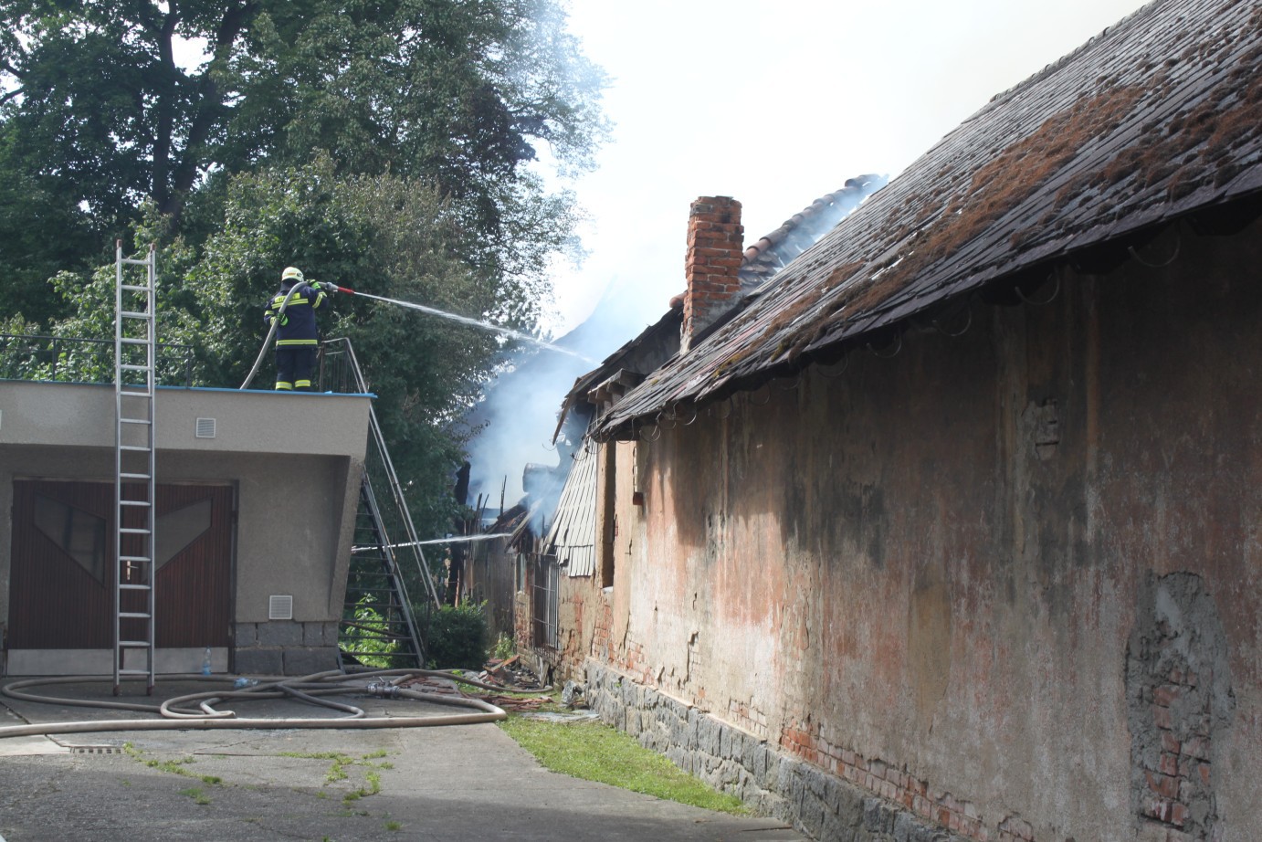 Požár bývalé truhlárny, Blatná - 31. 7. 2017 (5).jpg