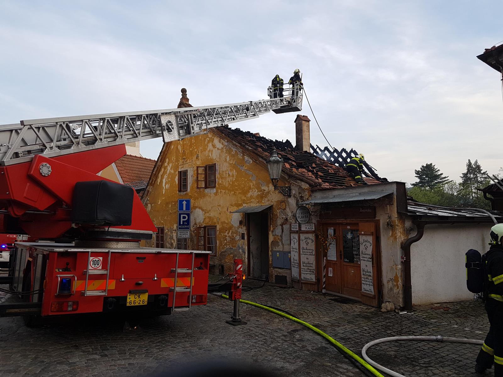 Požár domů, Český Krumlov - 2. 5. 2018 (2).jpg