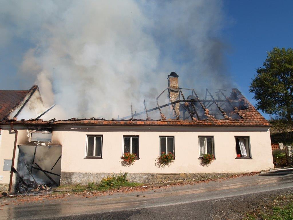 Požár domu, Kunžak - 2. 10. 2017 (4).jpg