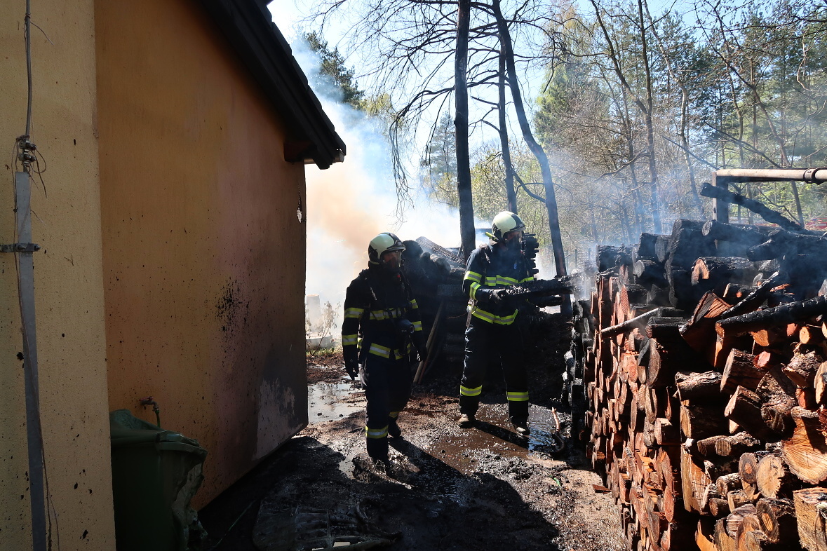 Požár dřeva, Vlkov - 22. 4. 2019 (4).JPG