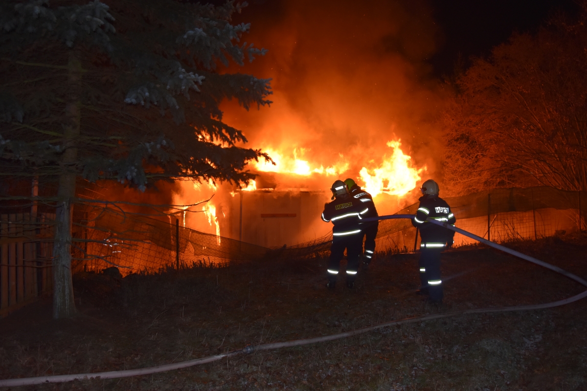 Požár dřevěné chatky Stadice (2).JPG