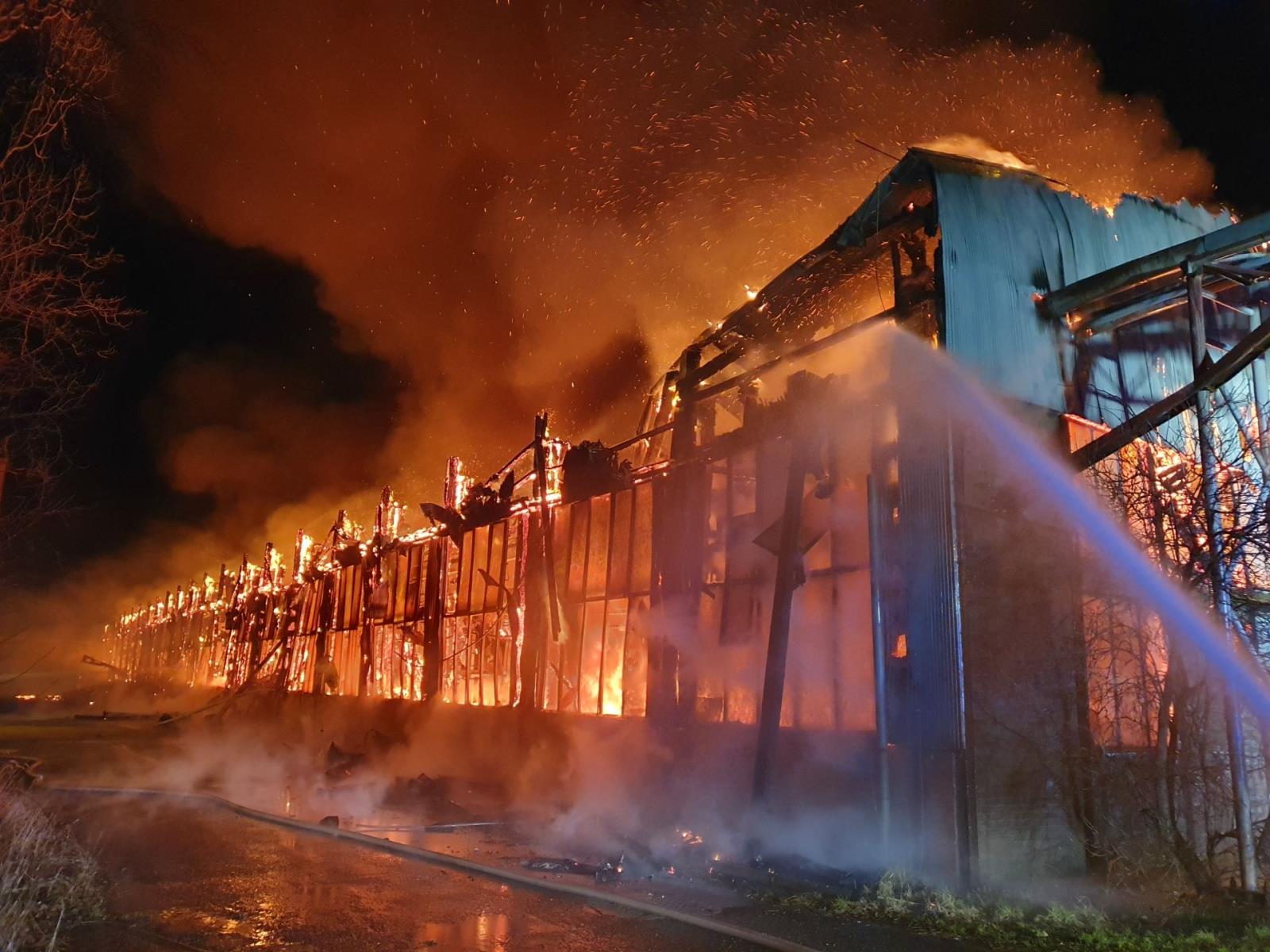 Požár haly v Chomutově (2).jpeg